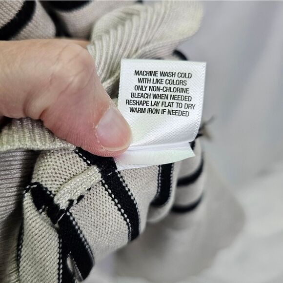 Roz & Ali Cream and Black Striped Cut Out Sweater Size 1X - Picture 10 of 10